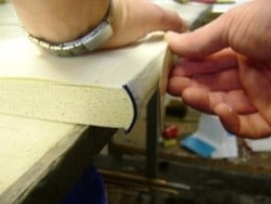 Bogryggen styrkes af bogbinderen, så bogsamlerens bog holder længere