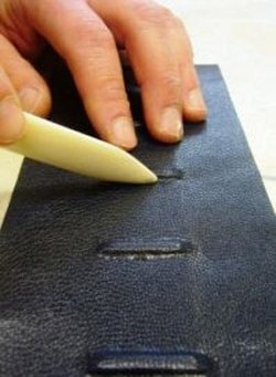 Bogbinder og bogtrykker laver ophøjninger på bøgerne, så bøgerne kan hæftes sammen