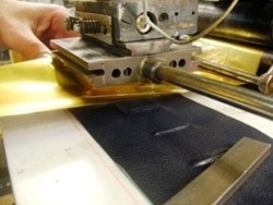 Forgyldning af gamle bøger gøres af bogbinder, så bogsamler får flot forgyldt bog