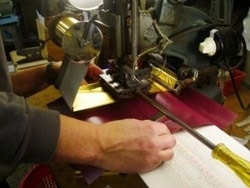 Bogbinder binder bøger ind. Bogbinder binder salmebøger ind