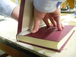 Bogbinder og bogtrykker sætter forside på din bog for bogsamlere