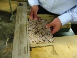 Bog bindes ind for bogsamler af bogbinder. Bogtrykker