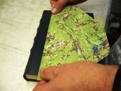 Bogbindere og bogtrykkere laver flotte indbundne bøger til bogsamlere