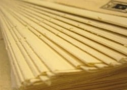 Trådene tages ud af bøgerne, så de bedre kan bindes ind igen. Bogbinder