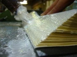 Løsblade limning bliver foretaget i forbindelse med bogindbinding