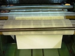 Bogbinderi foretager maskinhæftning