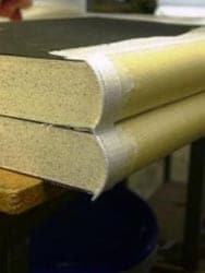 Kapitelbånd indsættes i bøger til bogsamler, som bogbinder binder ind