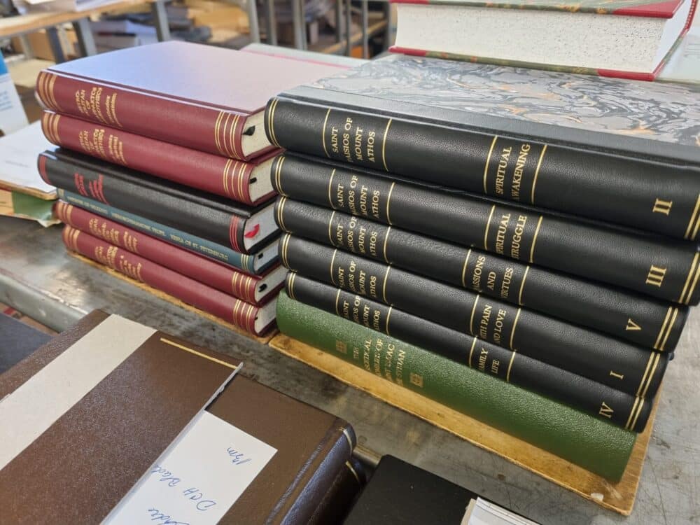 Private bogsamlere får bundet bøger om, så bøgerne bliver som nye bøger igen