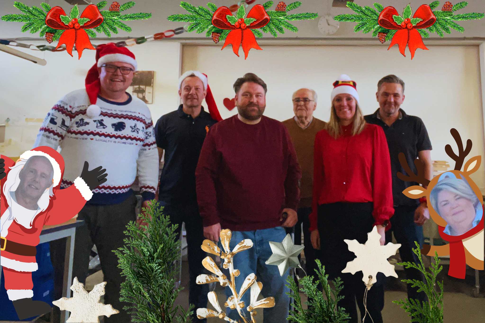 Medarbejdere fra Weber & Poulsens Bogbinderi samlet til julehilsen i v&aelig;rkstedet, if&oslash;rt nissehuer og julepynt.