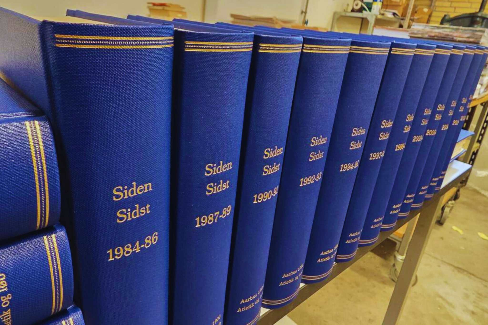 Indbundne &aring;rgange af Siden Sidst for Aarhus 1900 st&aring;ende p&aring; r&aelig;kke med bl&aring; rygge og guldpr&aelig;g.